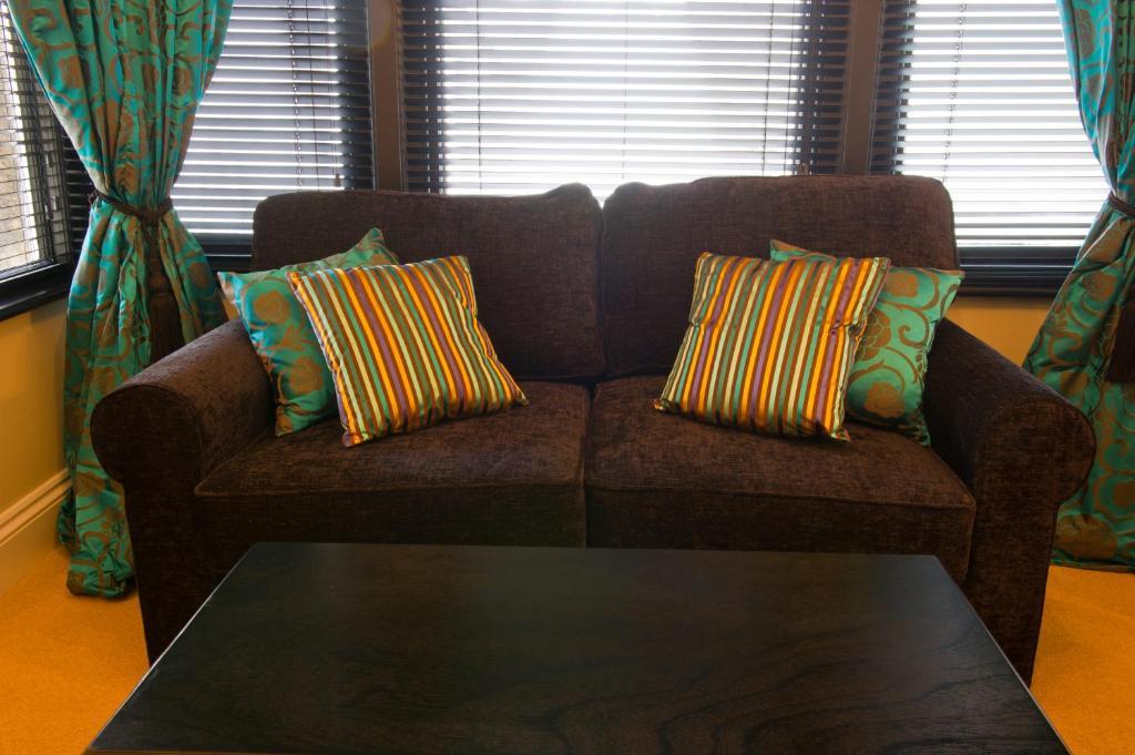 Hotel The Grafton Harrogate Zimmer foto A sofa with cushions