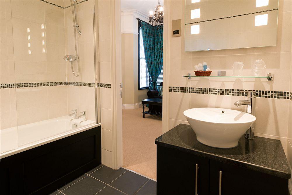 Hotel The Grafton Harrogate Exterior foto Bathroom