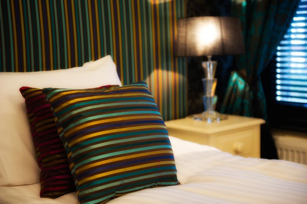 Hotel The Grafton Harrogate Exterior foto A throw pillow