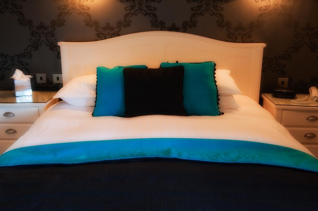 Hotel The Grafton Harrogate Exterior foto A bed with cushions