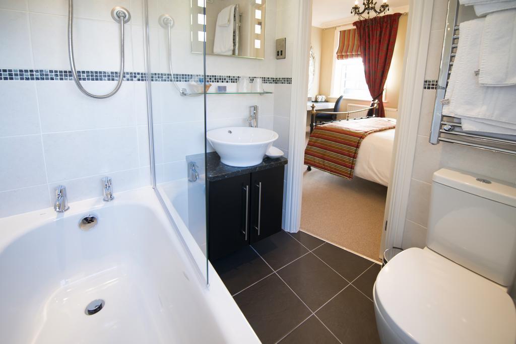Hotel The Grafton Harrogate Exterior foto A bathroom in a hotel