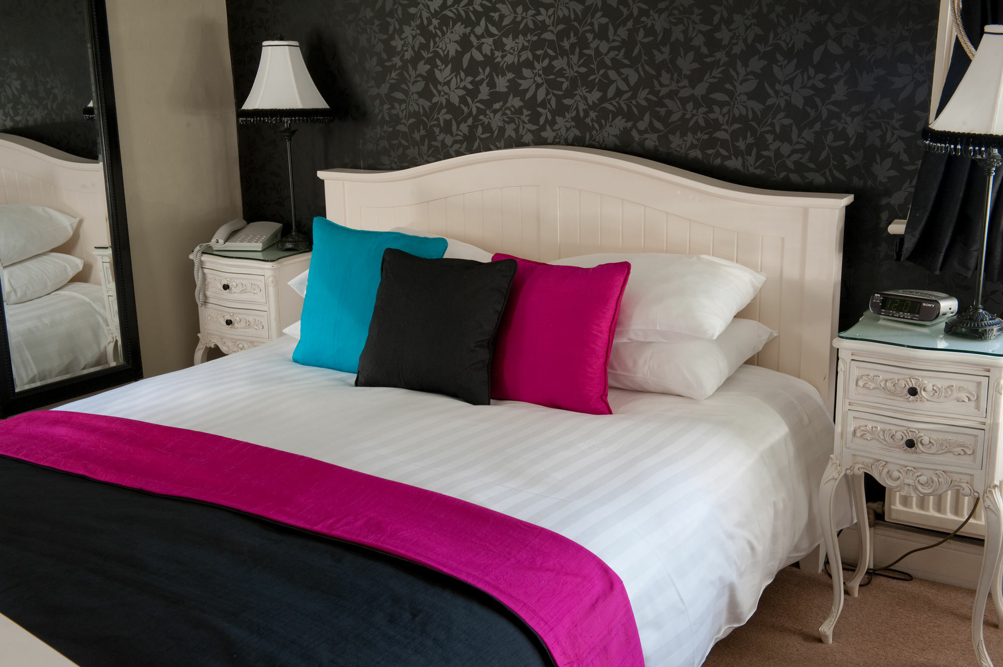 Hotel The Grafton Harrogate Exterior foto A bed with a bed runner