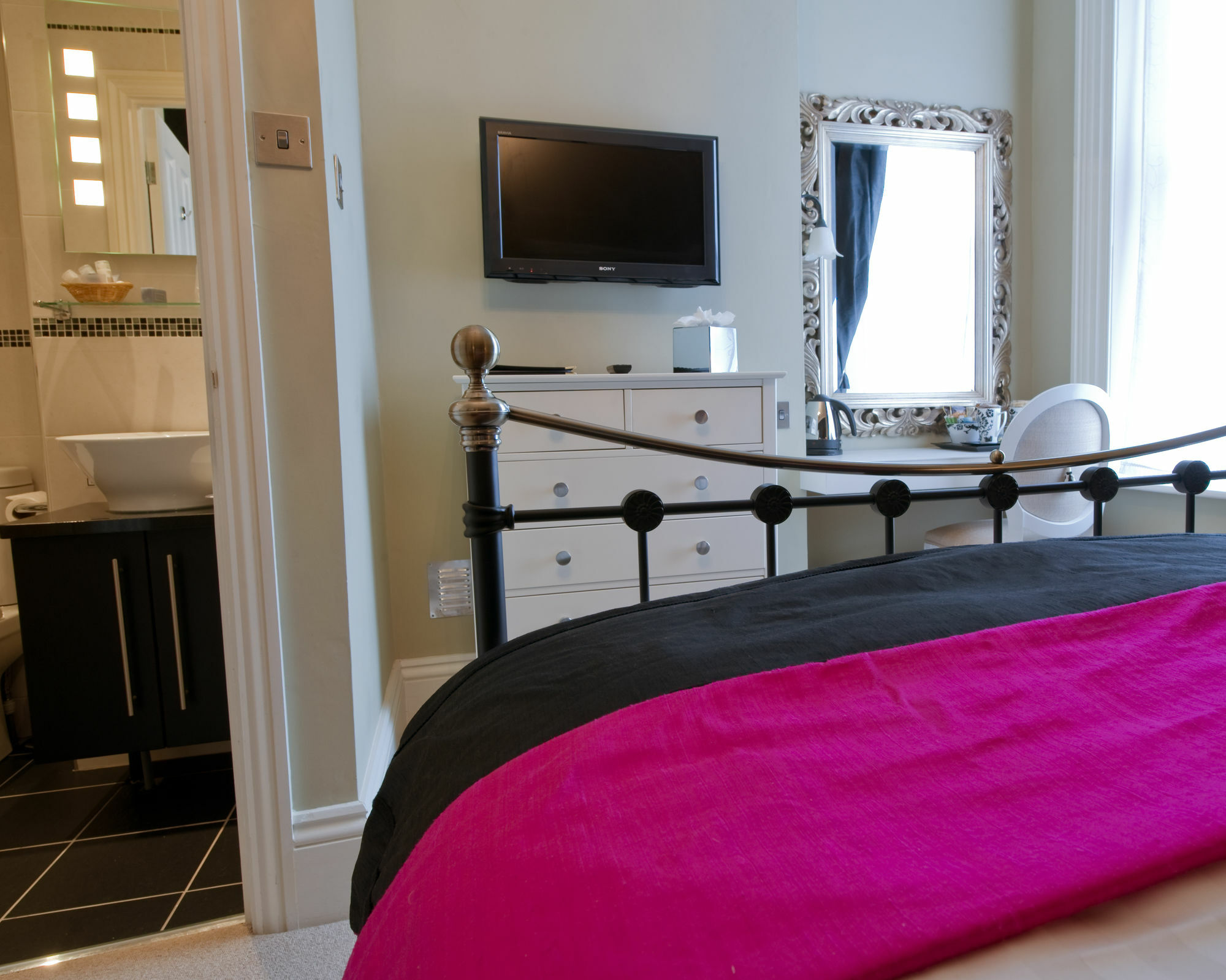 Hotel The Grafton Harrogate Exterior foto A bedroom at the hotel
