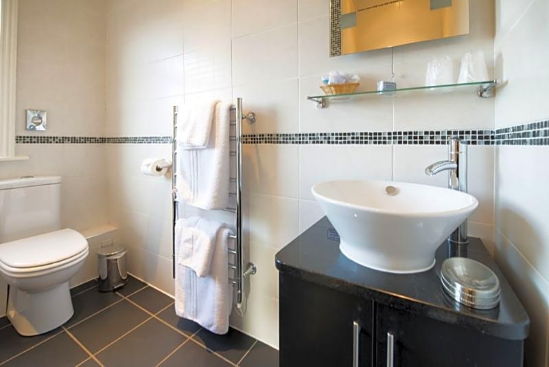 Hotel The Grafton Harrogate Exterior foto A modern bathroom